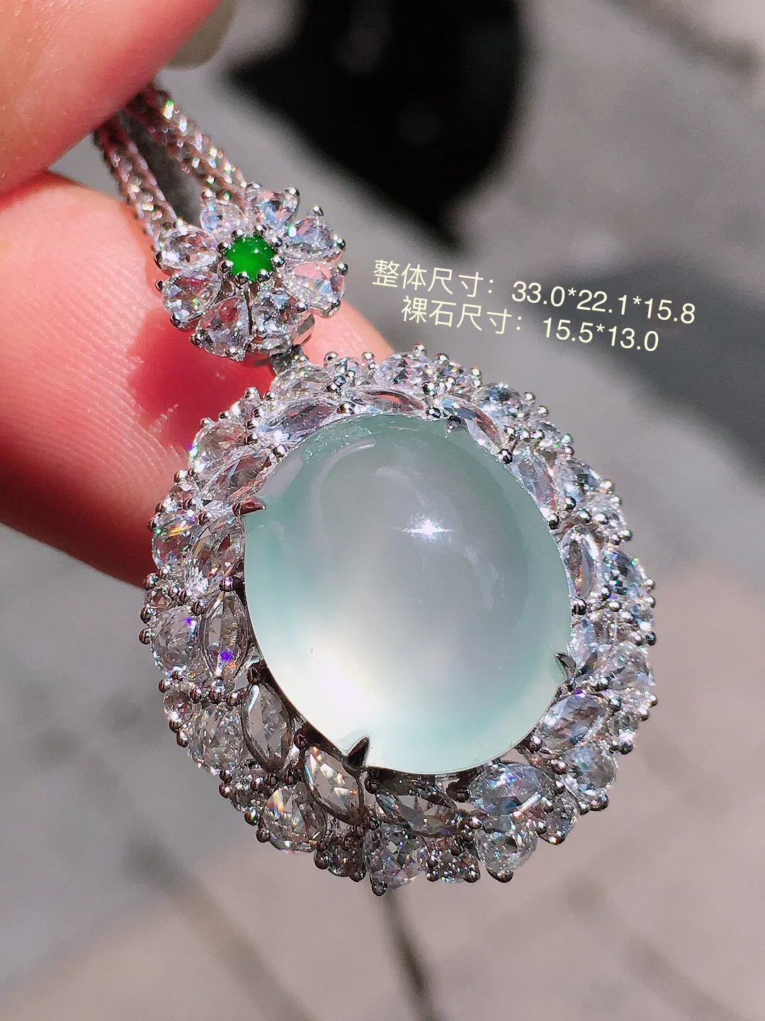 玻璃种蛋面吊坠，玉质细腻，荧光感超
强，饱满圆润，气质满满。18k
金豪华镶嵌