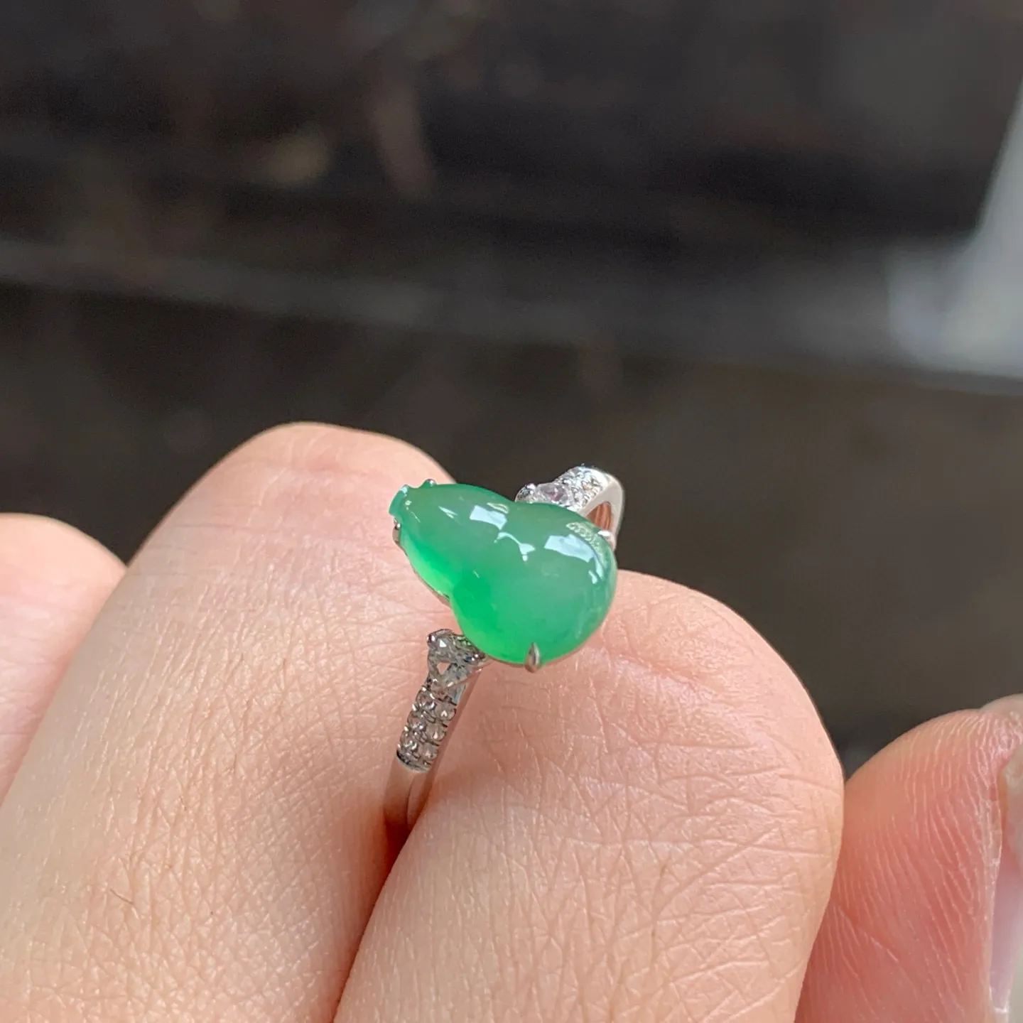 金钻镶嵌冰绿葫芦戒指^_^种水冰透