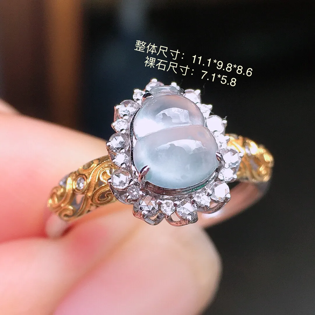 冰种葫芦戒指，玉质细腻，荧光感超
强，饱满圆润，气质满满。18k
金豪华镶嵌
