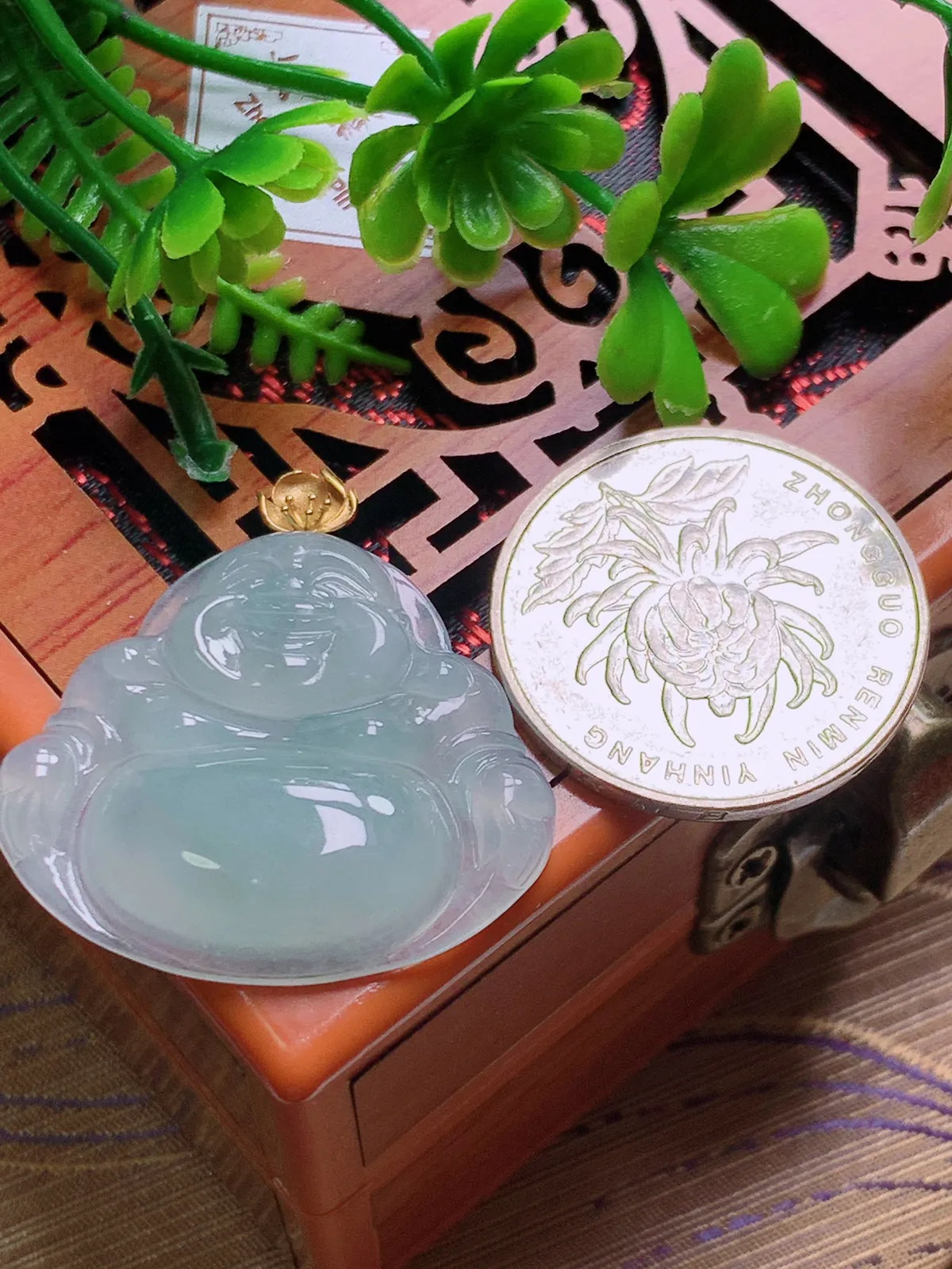 精品推荐，缅甸天然A货翡翠，18K金扣镶嵌冰种晴绿佛公吊坠，种水好，颜色鲜艳，玉质水润细腻，工艺精湛，佩戴效果更佳。