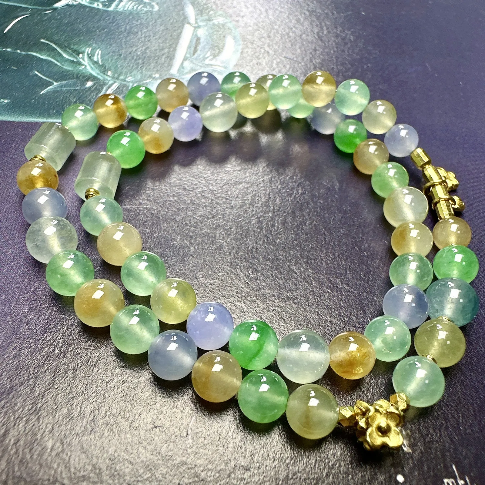 【冰种多彩圆珠手串】颗颗冰透，饱满圆润，光泽闪耀，流行款，18K配饰搭配，其中一颗裸石尺寸6.2毫米