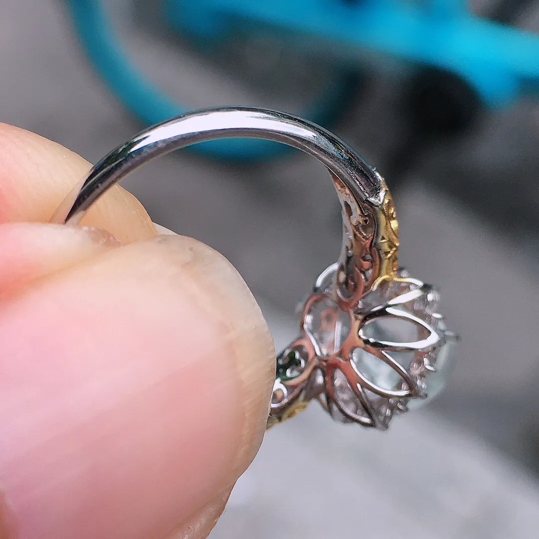 冰种葫芦戒指，玉质细腻，荧光感超
强，饱满圆润，气质满满。18k
金豪华镶嵌