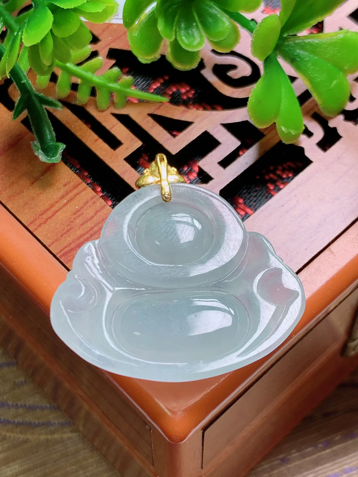 精品推荐，缅甸天然A货翡翠，18K金扣镶嵌冰种晴绿佛公吊坠，种水好，颜色鲜艳，玉质水润细腻，工艺精湛，佩戴效果更佳。