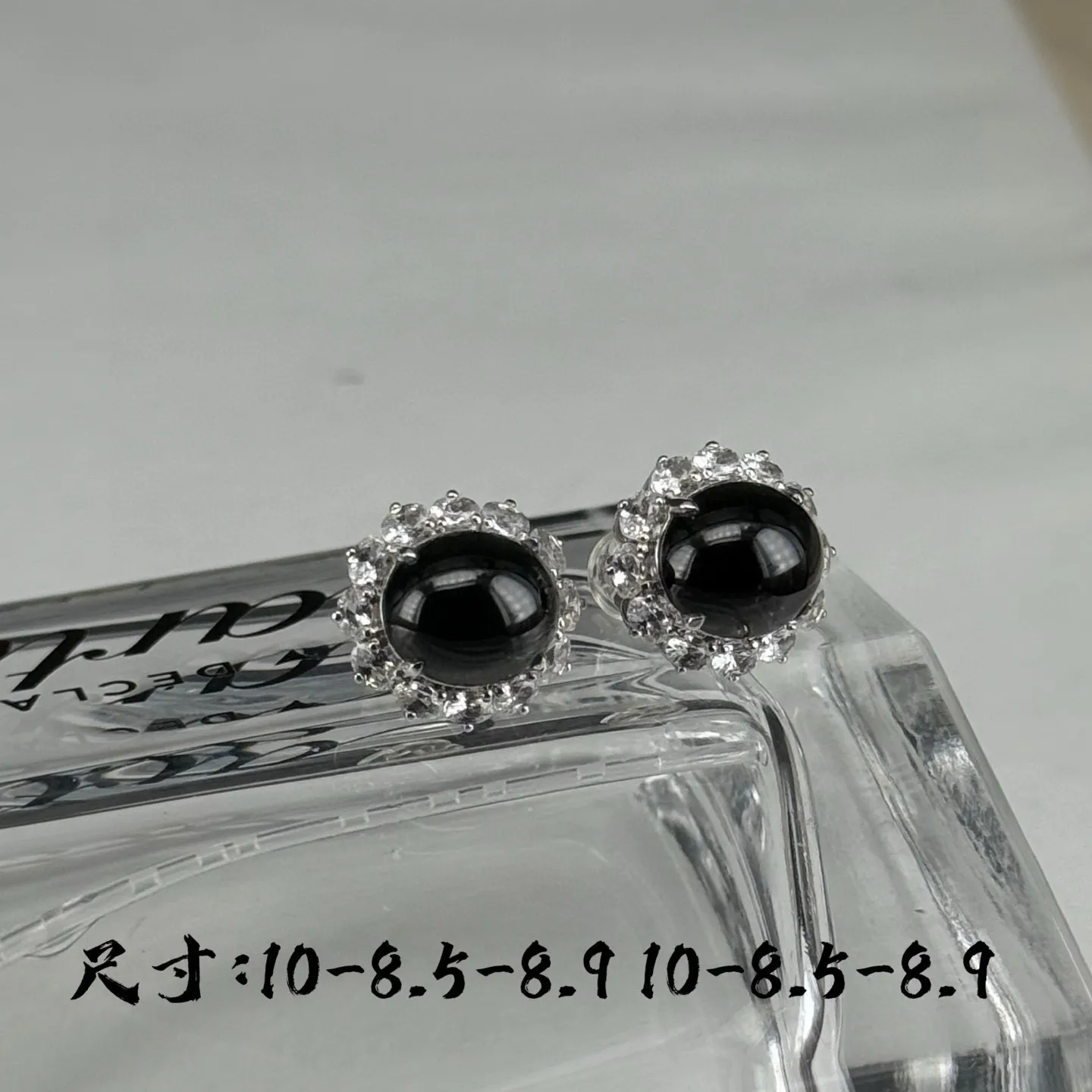精品18k墨翠蛋面大耳钉 种好色正黑度极好 打灯通透 油性十足 尺寸10