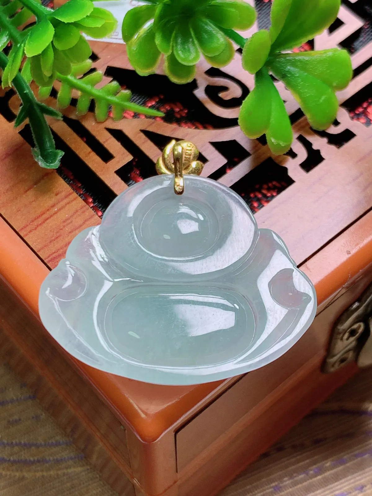 精品推荐，缅甸天然A货翡翠，18K金扣镶嵌冰种晴绿佛公吊坠，种水好，颜色鲜艳，玉质水润细腻，工艺精湛，佩戴效果更佳。