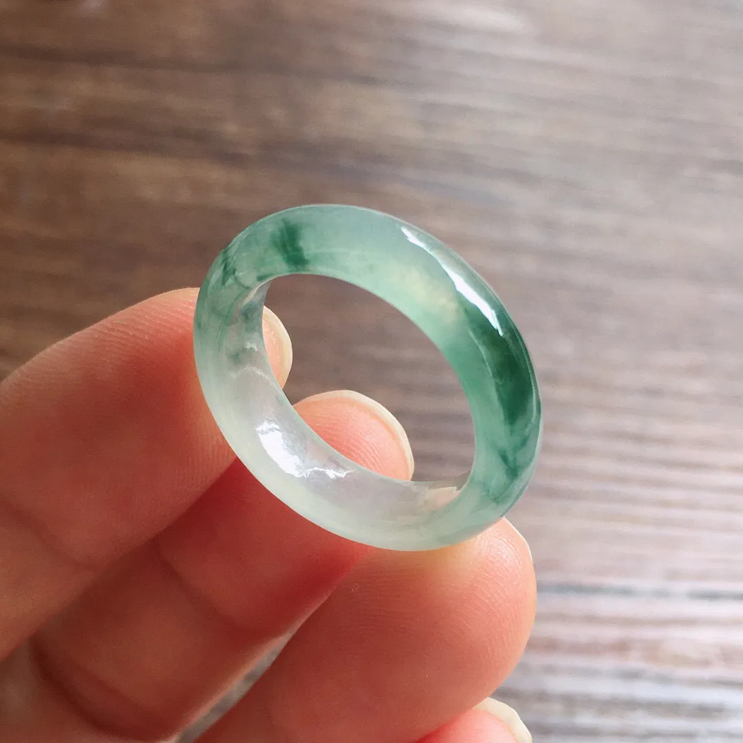 冰飘花戒圈，指环，冰润光泽，玉质细腻，种水足，圈口17 整体尺寸5.7*3.5