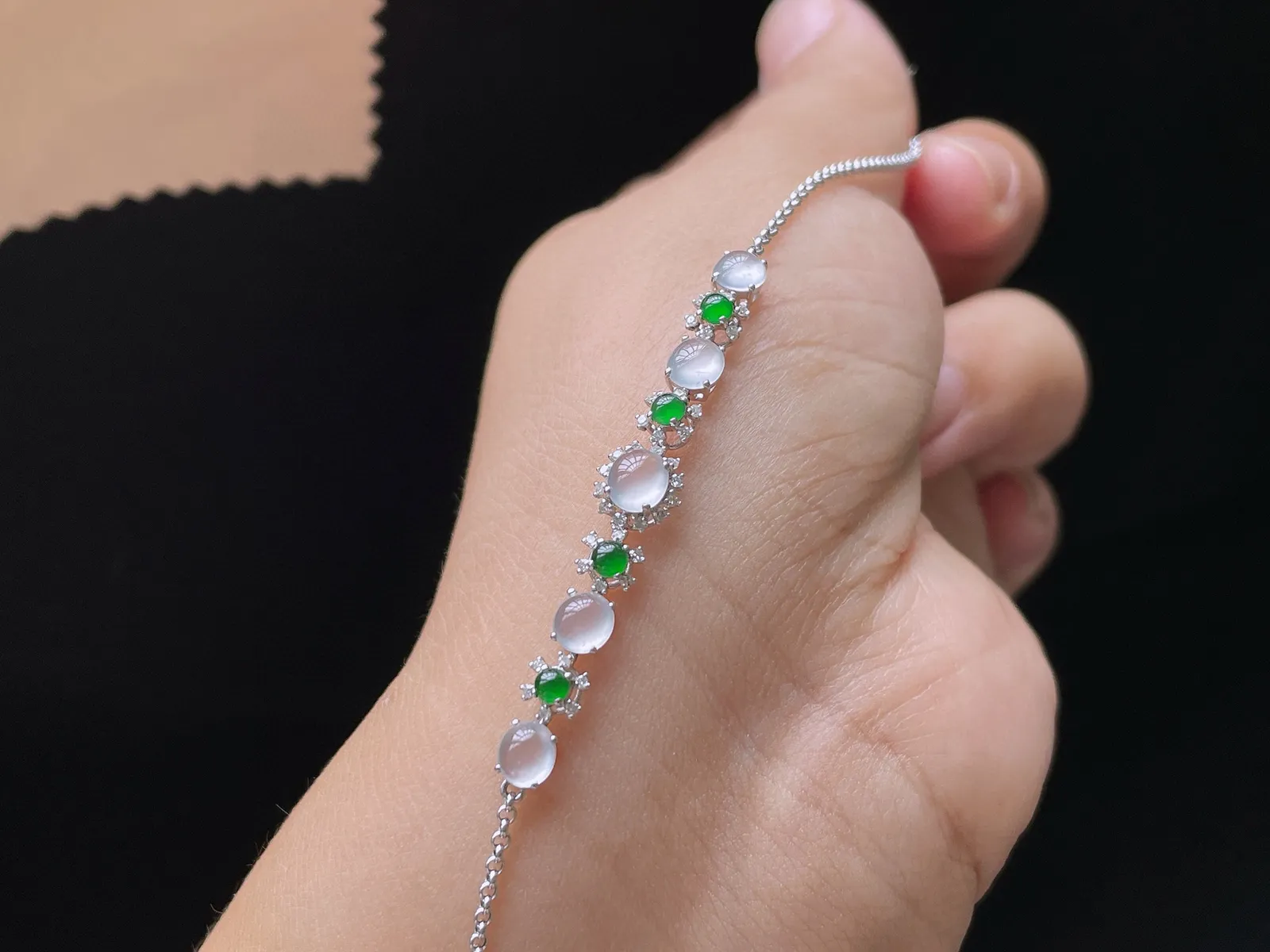 18K 冰种·蛋面手链

裸5.1-4.8-3.2