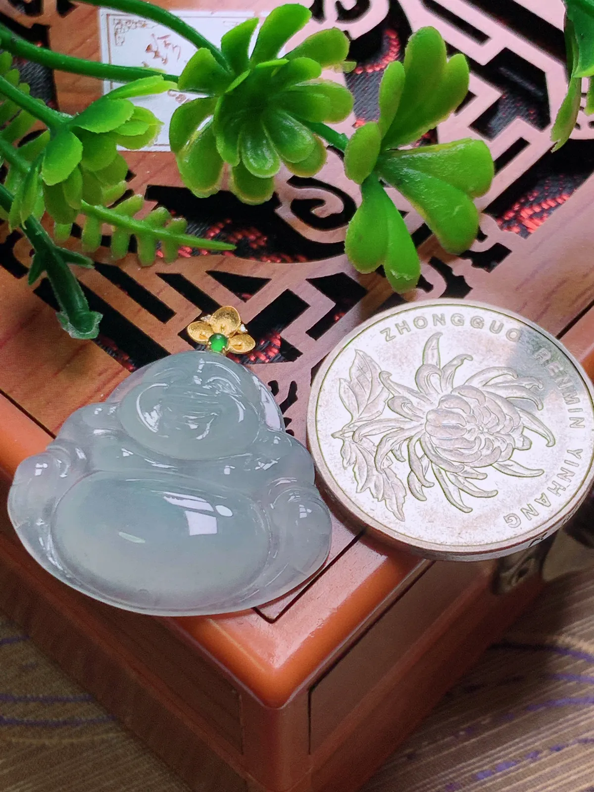 精品推荐，缅甸天然A货翡翠，18K金扣镶嵌冰种晴绿佛公吊坠，种水好，颜色鲜艳，玉质水润细腻，工艺精湛，佩戴效果更佳。