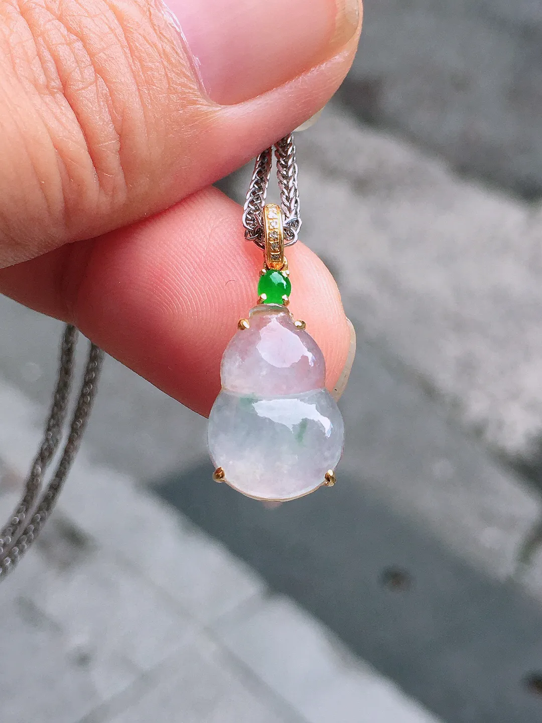 冰种葫芦吊坠，玉质细腻，荧光感超
强，饱满圆润，气质满满。18k
金豪华镶嵌