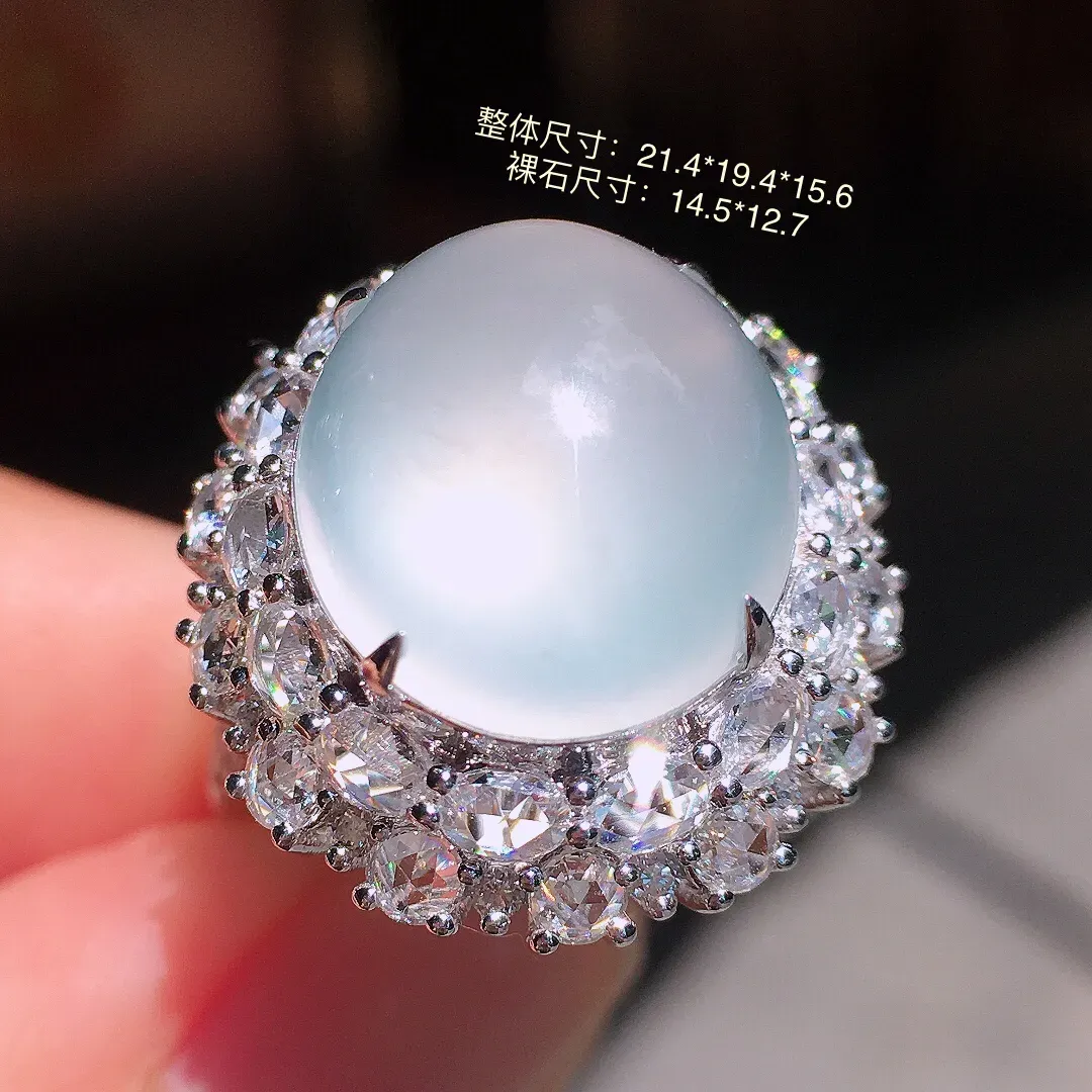 冰种蛋面戒指/吊坠两用款，玉质细腻，荧光感超
强，饱满圆润，气质满满。18k
金豪华镶嵌