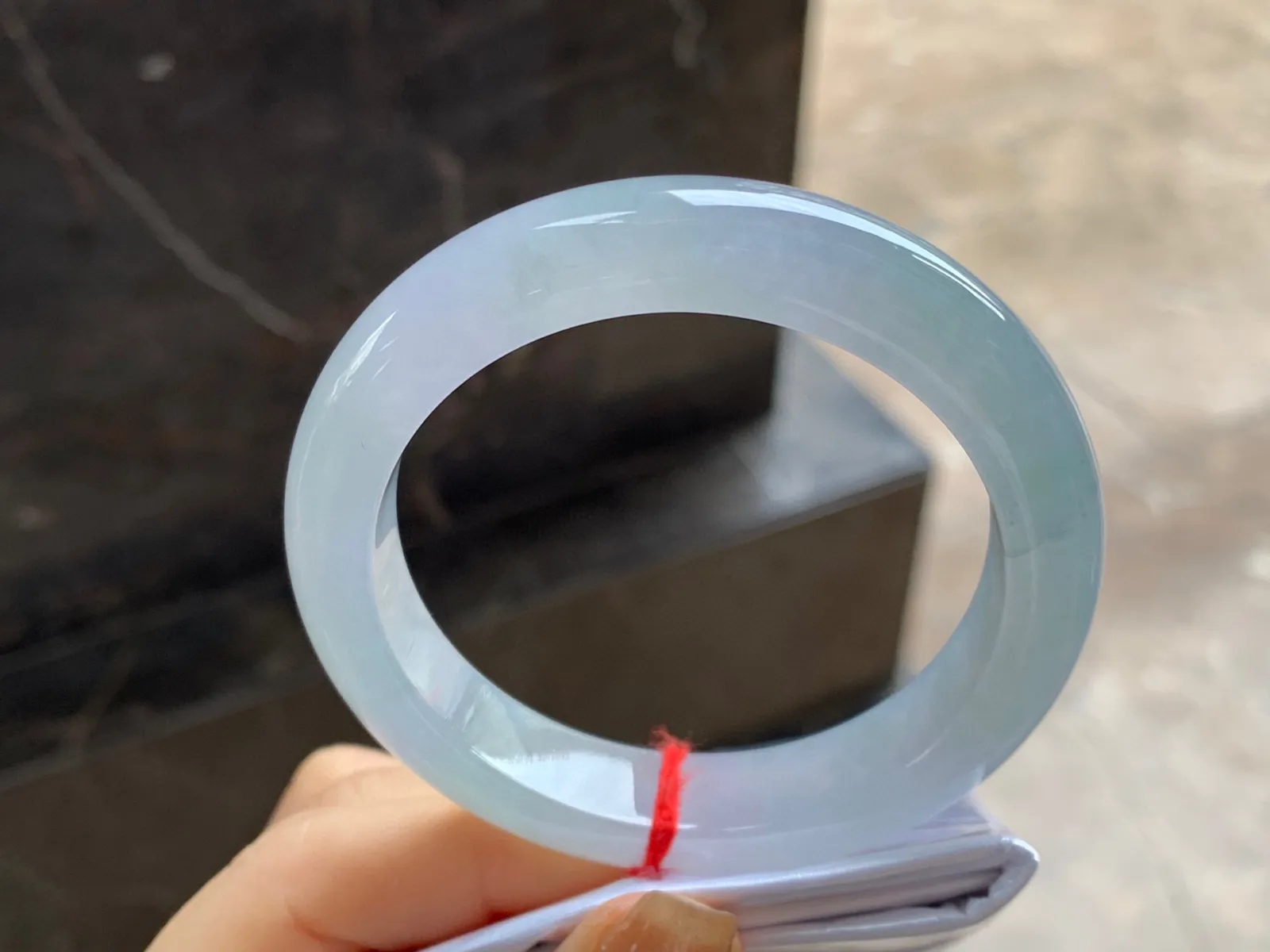 糯冰手镯
尺寸：53-11.5-8.8mm
种水好 很耐看的上手