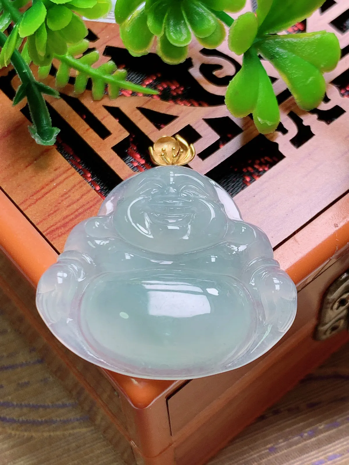 精品推荐，缅甸天然A货翡翠，18K金扣镶嵌冰种晴绿佛公吊坠，种水好，颜色鲜艳，玉质水润细腻，工艺精湛