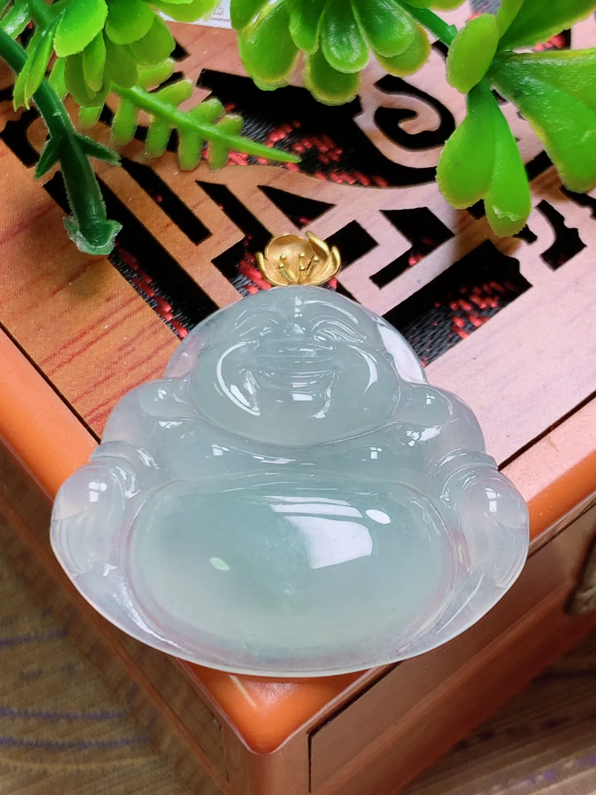 精品推荐，缅甸天然A货翡翠，18K金扣镶嵌冰种晴绿佛公吊坠，种水好，颜色鲜艳，玉质水润细腻，工艺精湛，佩戴效果更佳。