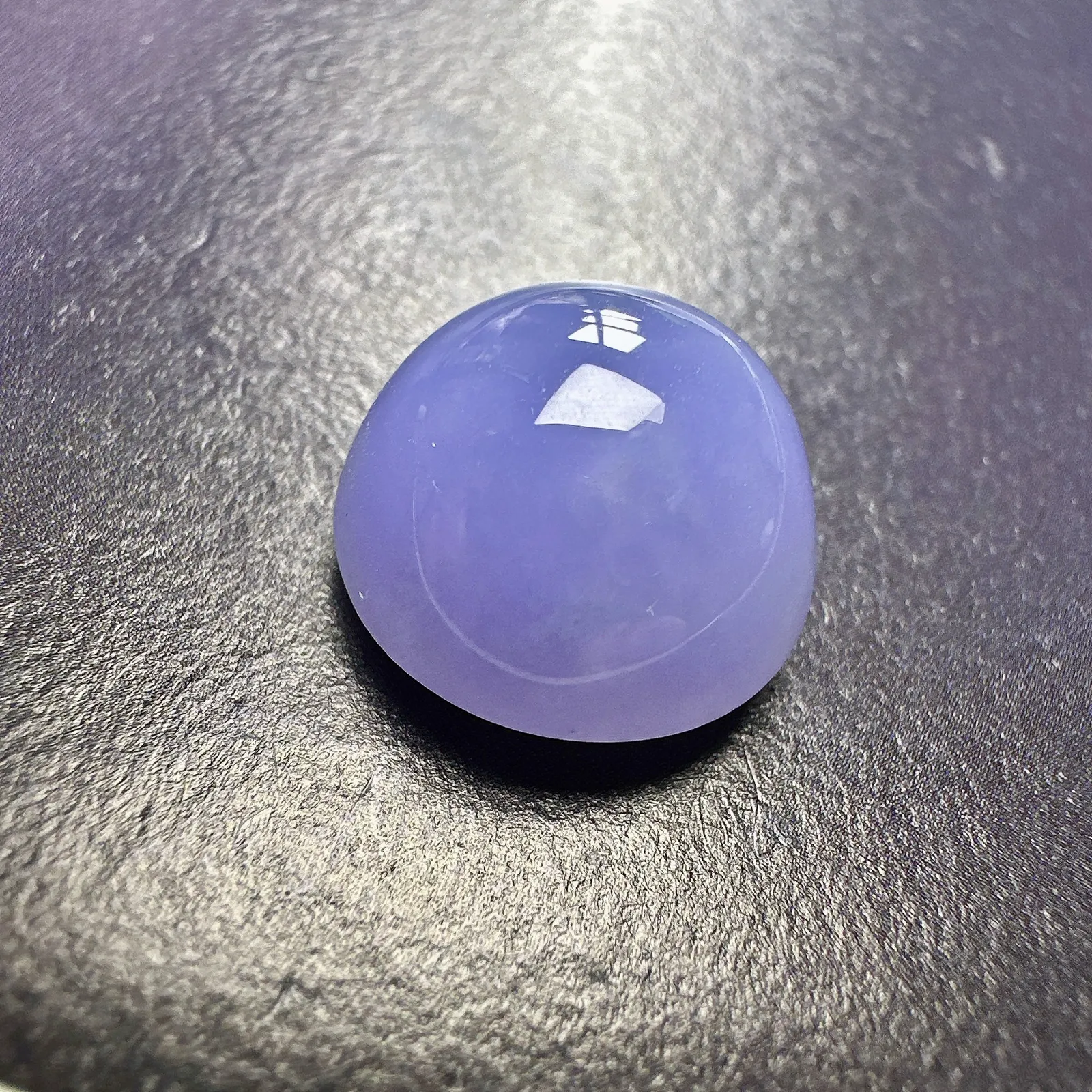 【冰糯种紫蛋面】质地非常细腻，通透度很好，起刚起荧光