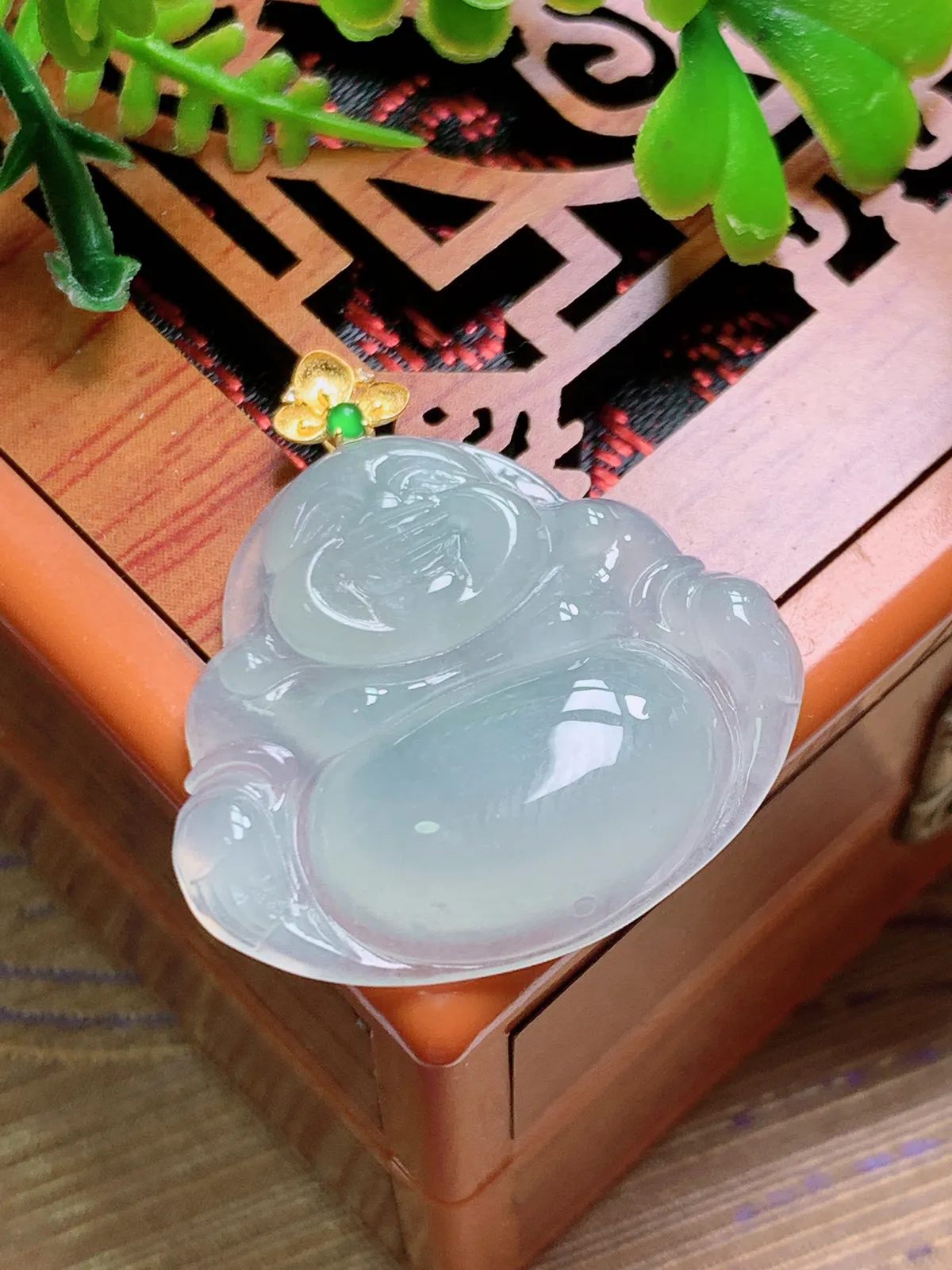 精品推荐，缅甸天然A货翡翠，18K金扣镶嵌冰种晴绿佛公吊坠，种水好，颜色鲜艳，玉质水润细腻，工艺精湛，佩戴效果更佳。
