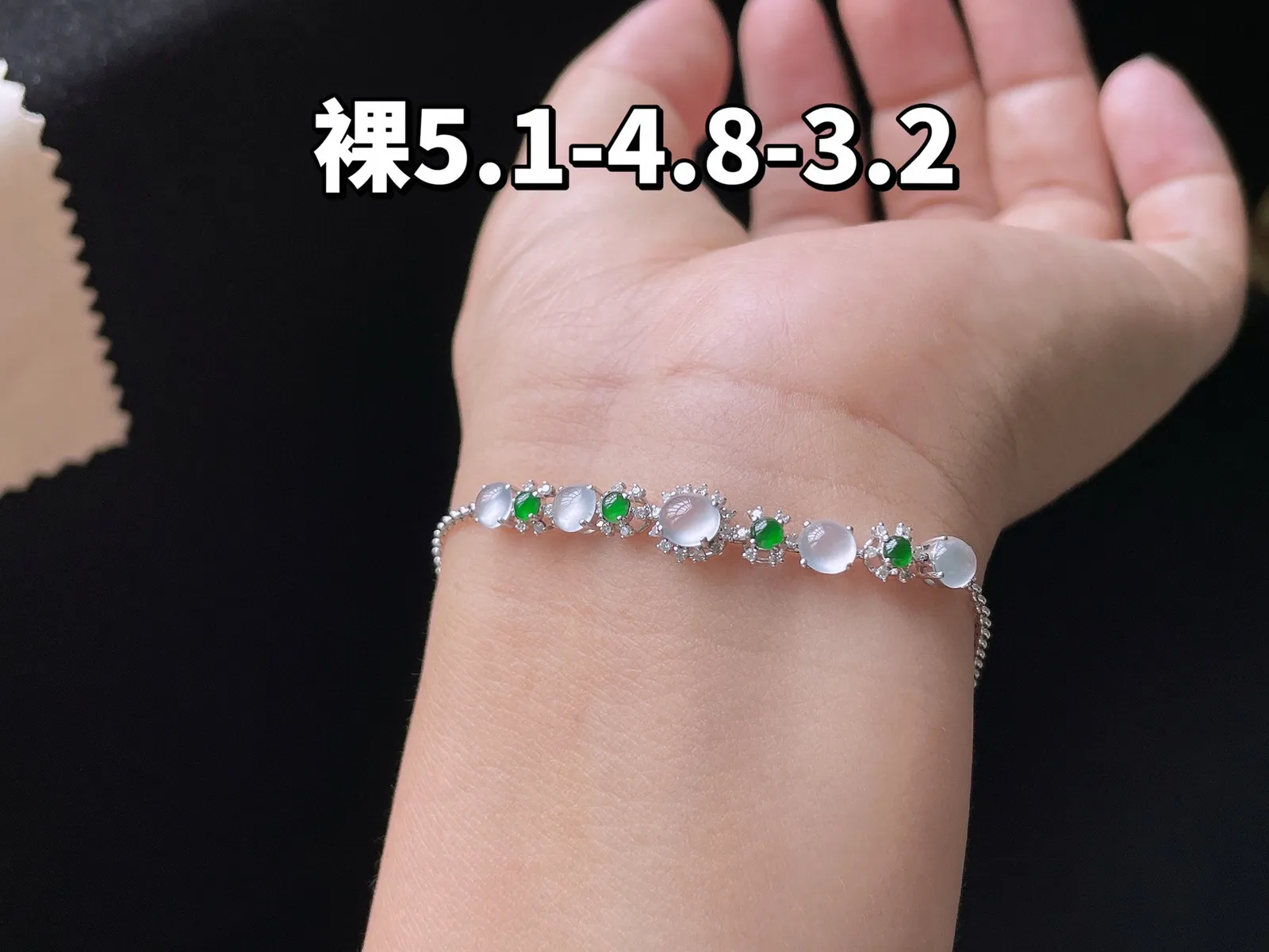 18K 冰种·蛋面手链

裸5.1-4.8-3.2