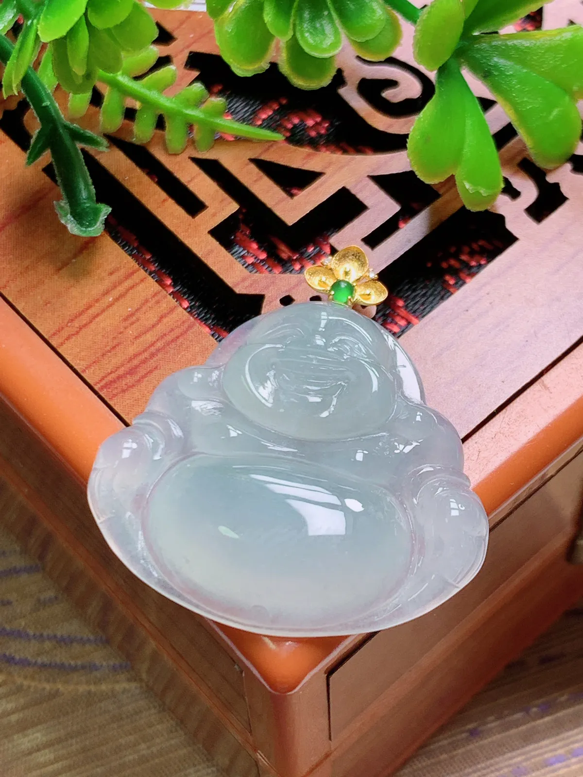 精品推荐，缅甸天然A货翡翠，18K金扣镶嵌冰种晴绿佛公吊坠，种水好，颜色鲜艳，玉质水润细腻，工艺精湛，佩戴效果更佳。