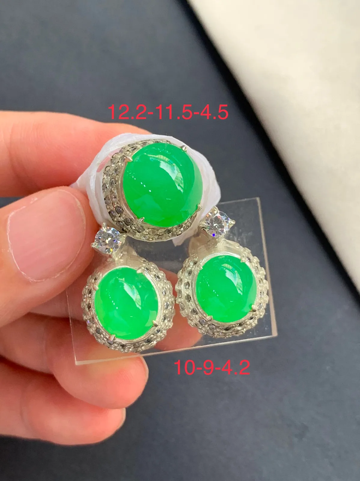 冰阳绿戒面耳钉一套
无纹裂，种好色好品相好好，颜色鲜艳明亮，质地细腻水灵饱满圆润
