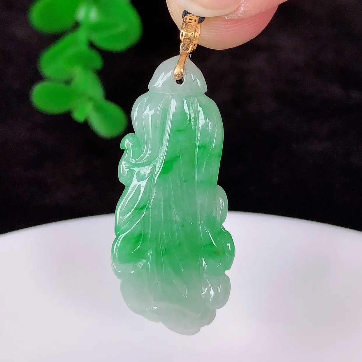 自然光实拍，18K金镶嵌冰润冰糯种飘阳绿翡翠招百财白菜吊坠，百财聚来 财源滚滚，色泽鲜艳，精工水润的白菜，性价比高！#1.28