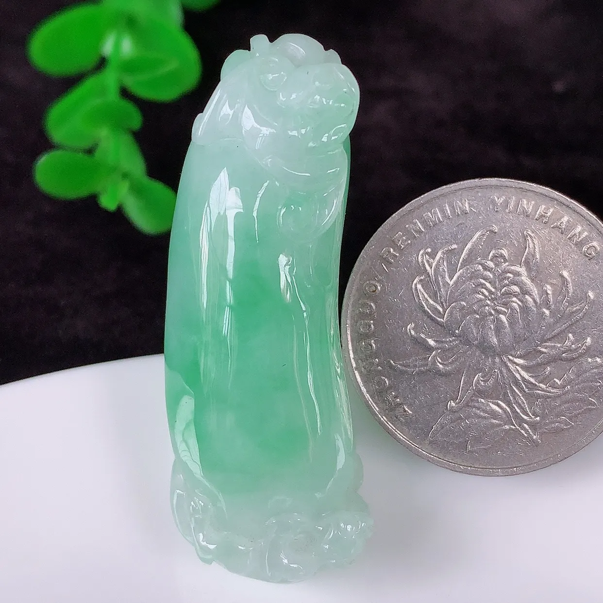 自然光实拍，冰润冰糯种飘绿翡翠招财福瓜吊坠，翡翠福瓜招财瓜，冰润且起胶感，佩戴效果优雅迷人！#46.28
