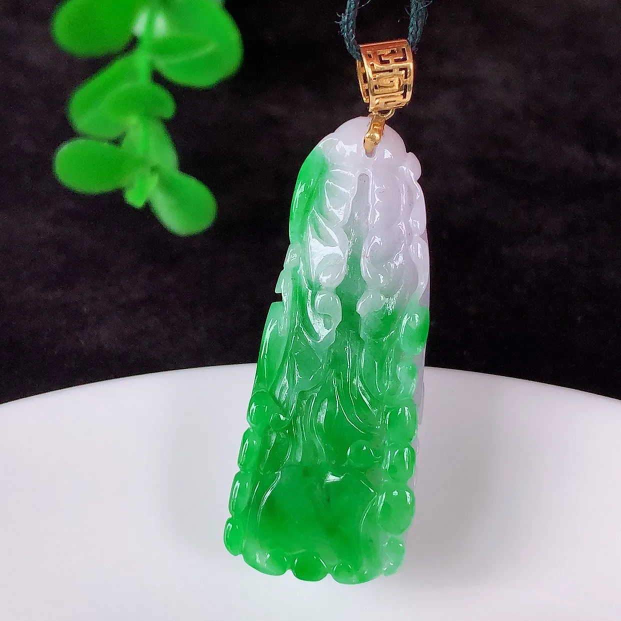 自然光实拍，18K金镶嵌冰润冰糯种辣阳绿春彩翡翠招百财白菜吊坠，百财聚来，财源滚滚，色泽鲜艳，精工水润的白菜，性价比高！#1.28整体39.8*裸石33.5*13.5*7