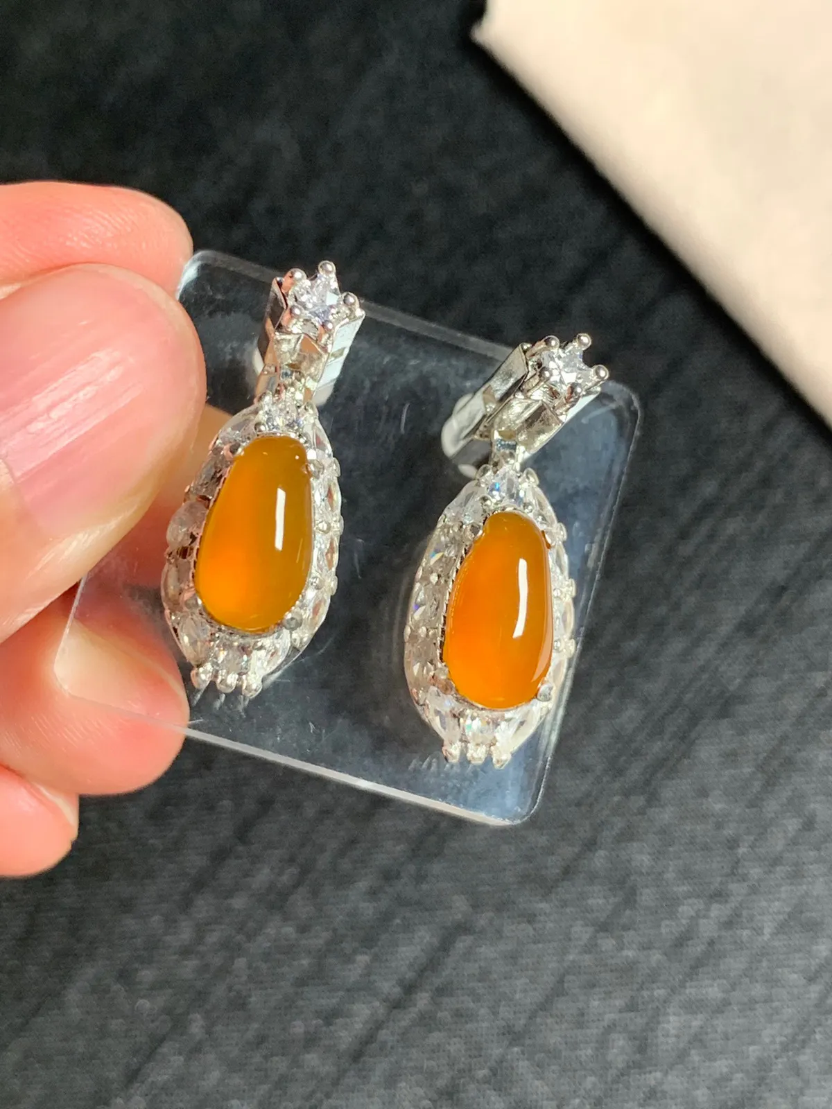冰黄翡福瓜耳钉
无纹裂，种好色美品相好，颜色鲜艳甜美，老坑种冰透水灵纯净细腻