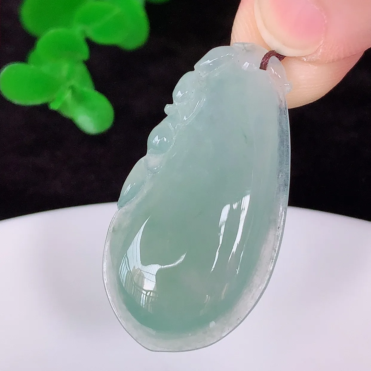 自然光实拍，冰润冰种飘绿翡翠招财福瓜吊坠，翡翠福瓜招财瓜，冰润且起胶感，佩戴效果优雅迷人！#57.28