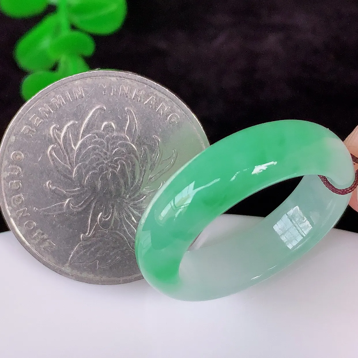自然光实拍，冰润冰糯种飘阳绿18.8mm内径翡翠指环，玉戒指，玉质莹润，好精美好冰润的指环，20圈口，上手纤巧！#72.28