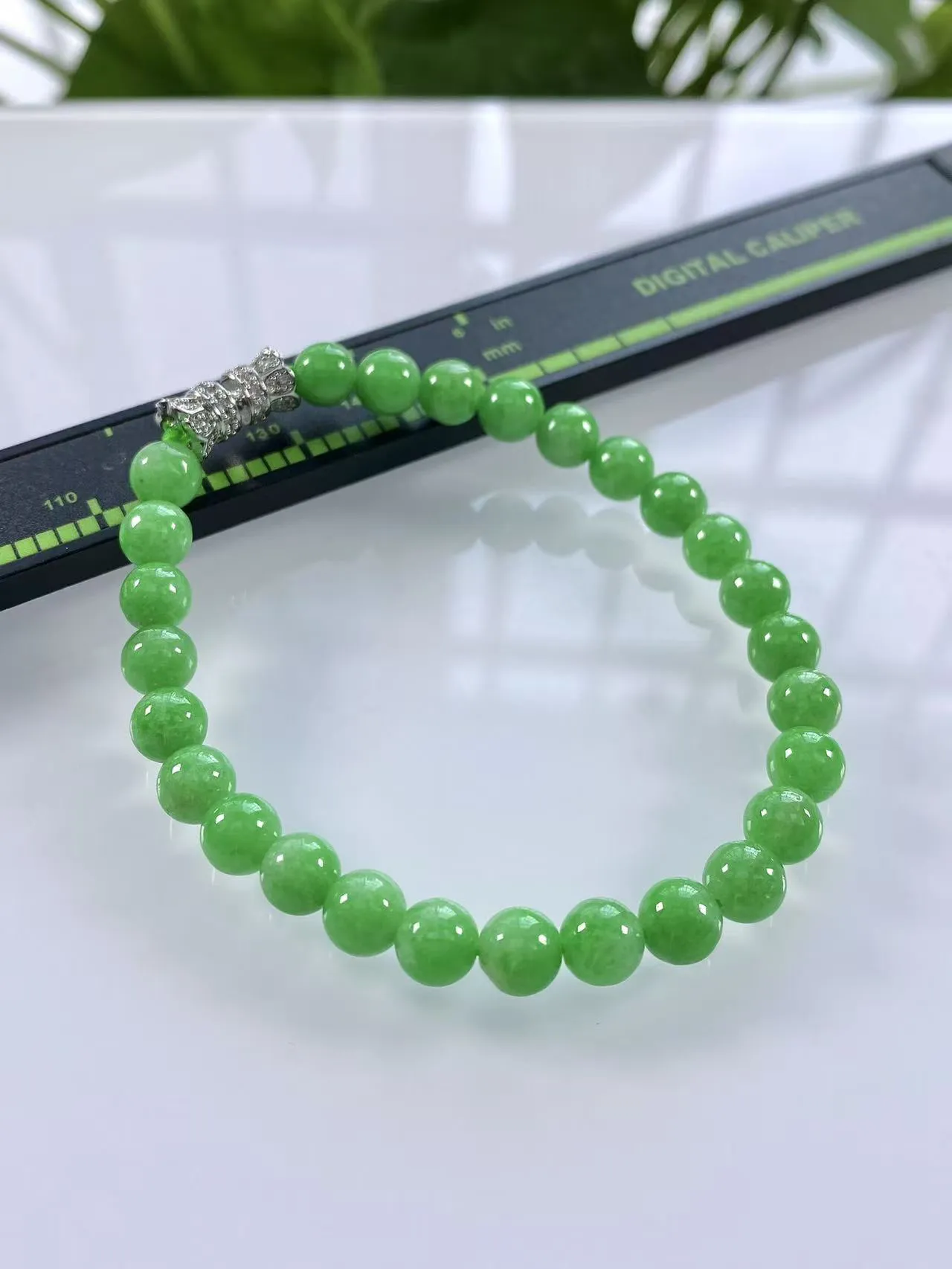 缅甸天然翡翠A货，卡6.3冰润满绿阳绿圆珠手串手链，尺寸：6.3mm/27颗，长度175mm，重量：13.13g