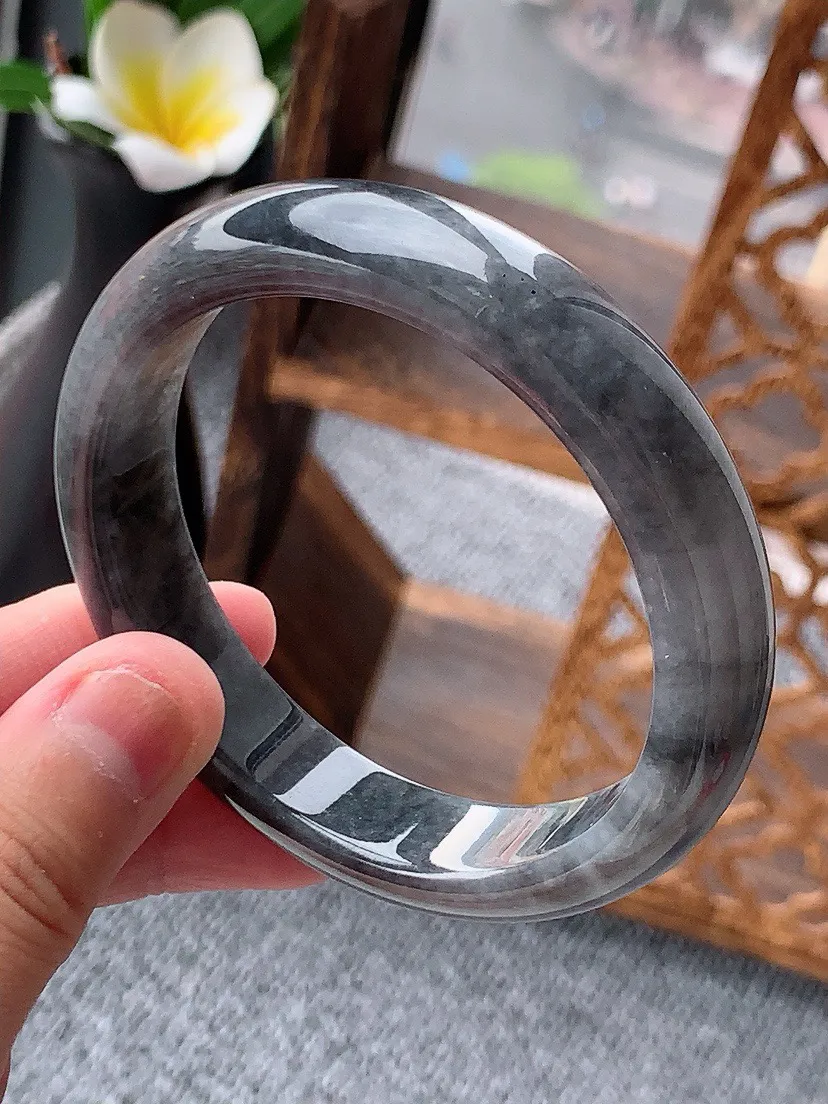 a货翡翠老坑乌鸡种正装正圈手镯56-57圈口  尺寸56×12.4×7.6mm 重量56.00g 0620