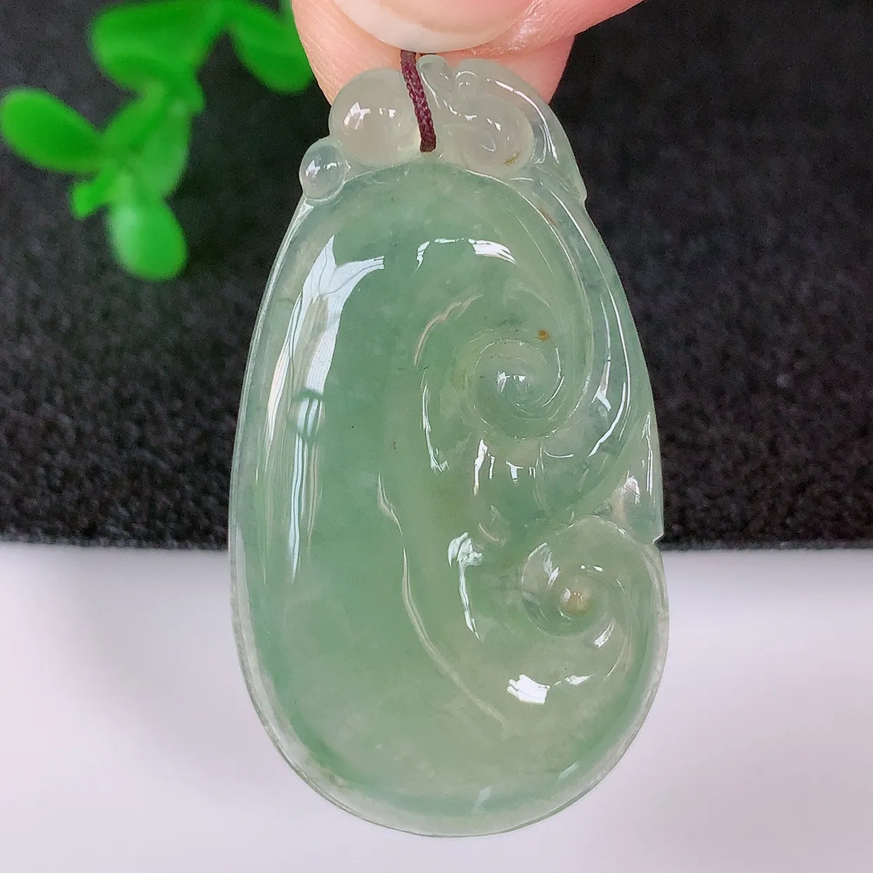 自然光实拍，冰种满色翡翠如意吊坠，翡翠如意，上身效果非常美，饱满大气，工艺美，万事如意，如意一生 #