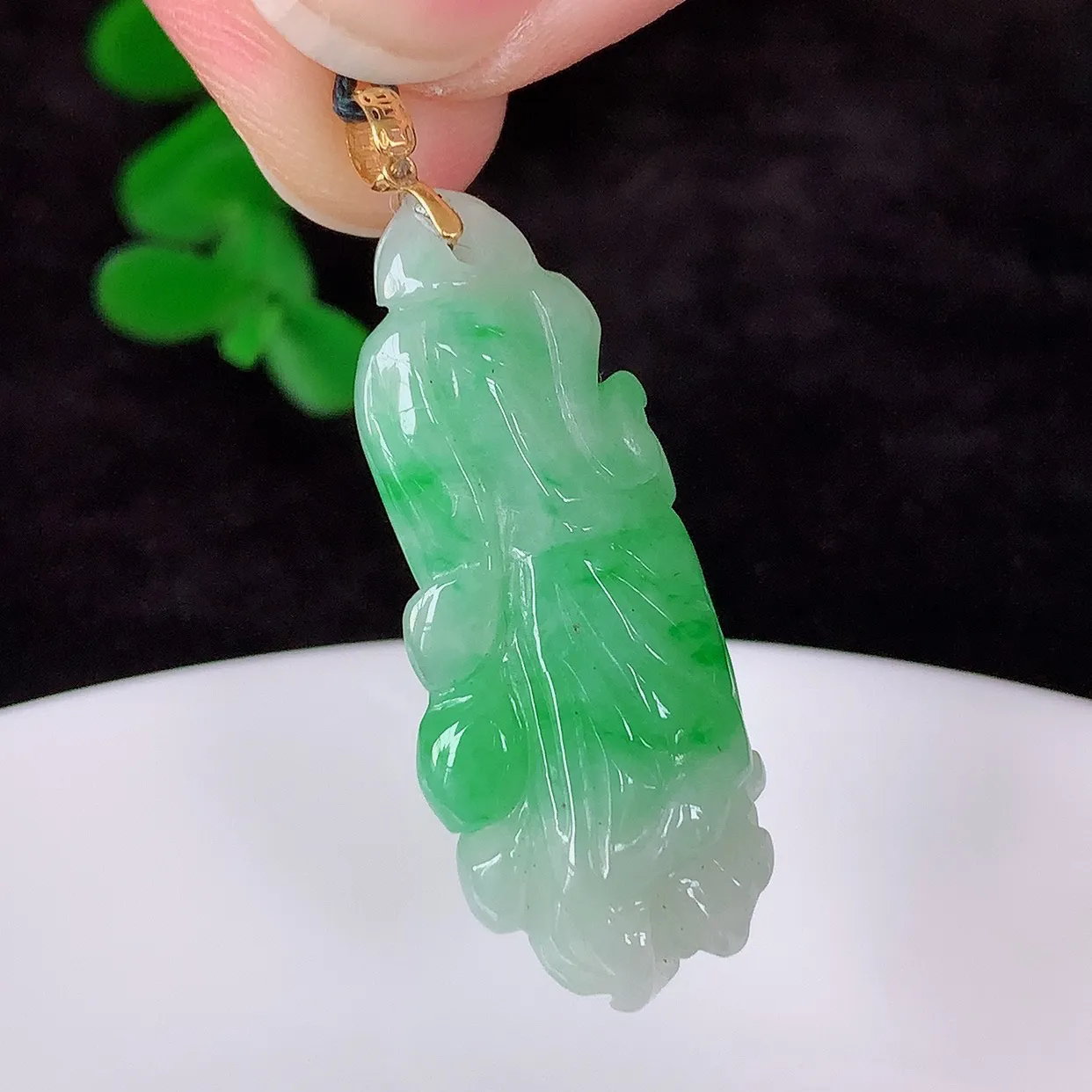 自然光实拍，18K金镶嵌冰润冰糯种飘阳绿翡翠招百财白菜吊坠，百财聚来 财源滚滚，色泽鲜艳，精工水润的白菜，性价比高！#1.28
