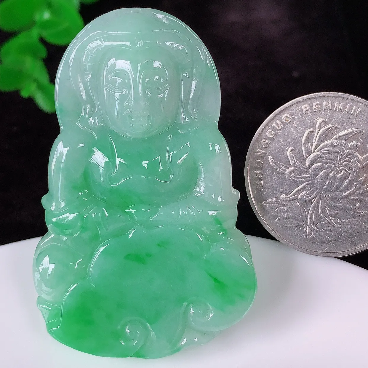 自然光实拍，冰糯种飘阳绿翡翠观音吊坠，赐福翡翠观音，翠色迷人，观音面相端庄，佩戴时尚出众！#46.28