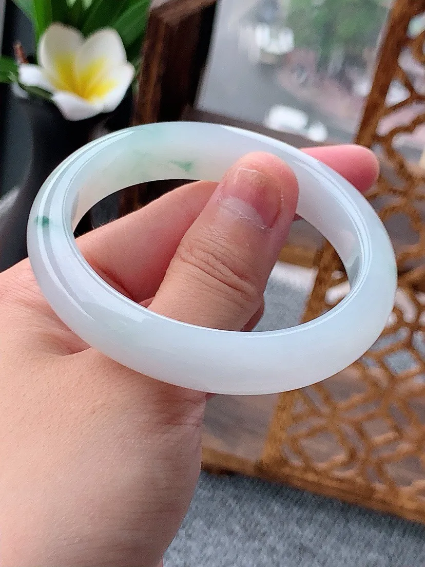 a货翡翠老坑飘花贵妃手镯53-54圈口  尺寸53.6×46.5×12.2×7.5mm 重量49.10g 0620