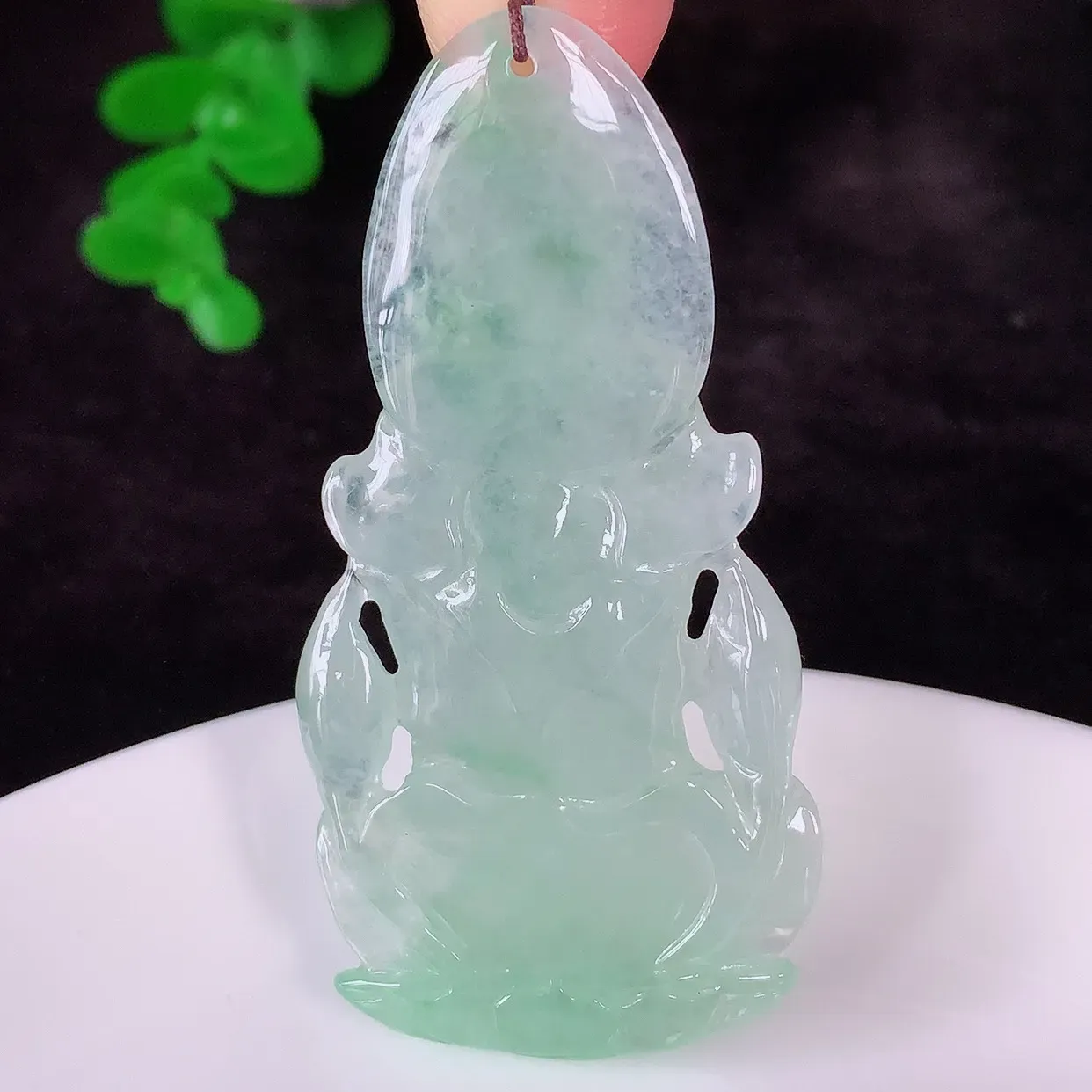自然光实拍，冰种飘绿翡翠正装观音吊坠，赐福翡翠观音，翠色迷人，观音面相端庄，佩戴时尚出众！#02.28
