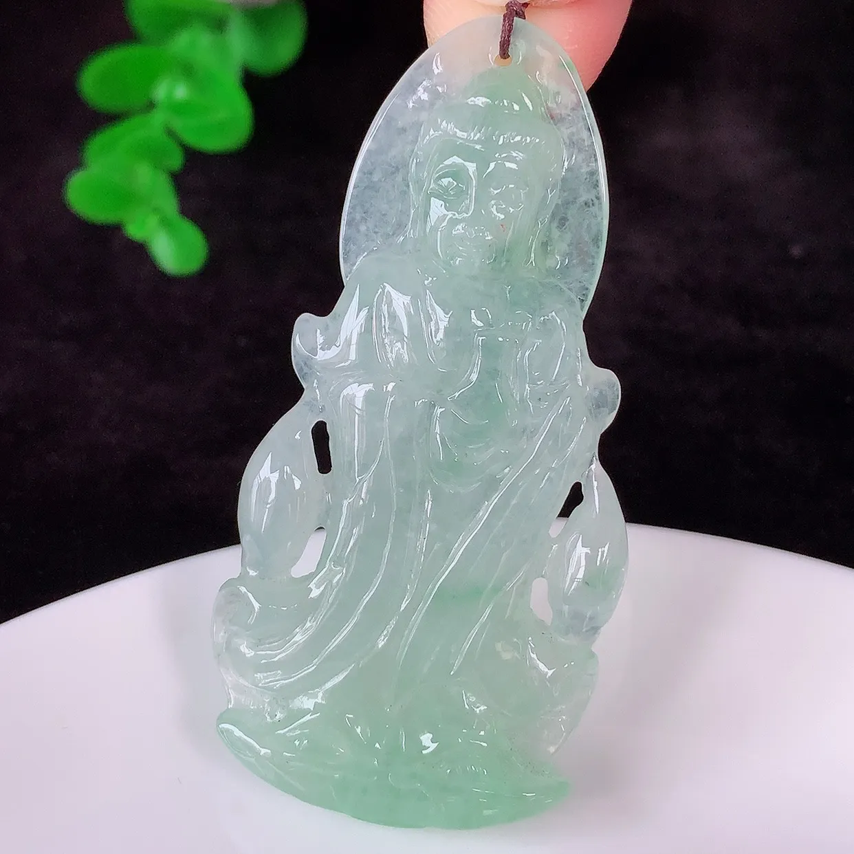 自然光实拍，冰种飘绿翡翠正装观音吊坠，赐福翡翠观音，翠色迷人，观音面相端庄，佩戴时尚出众！#02.28