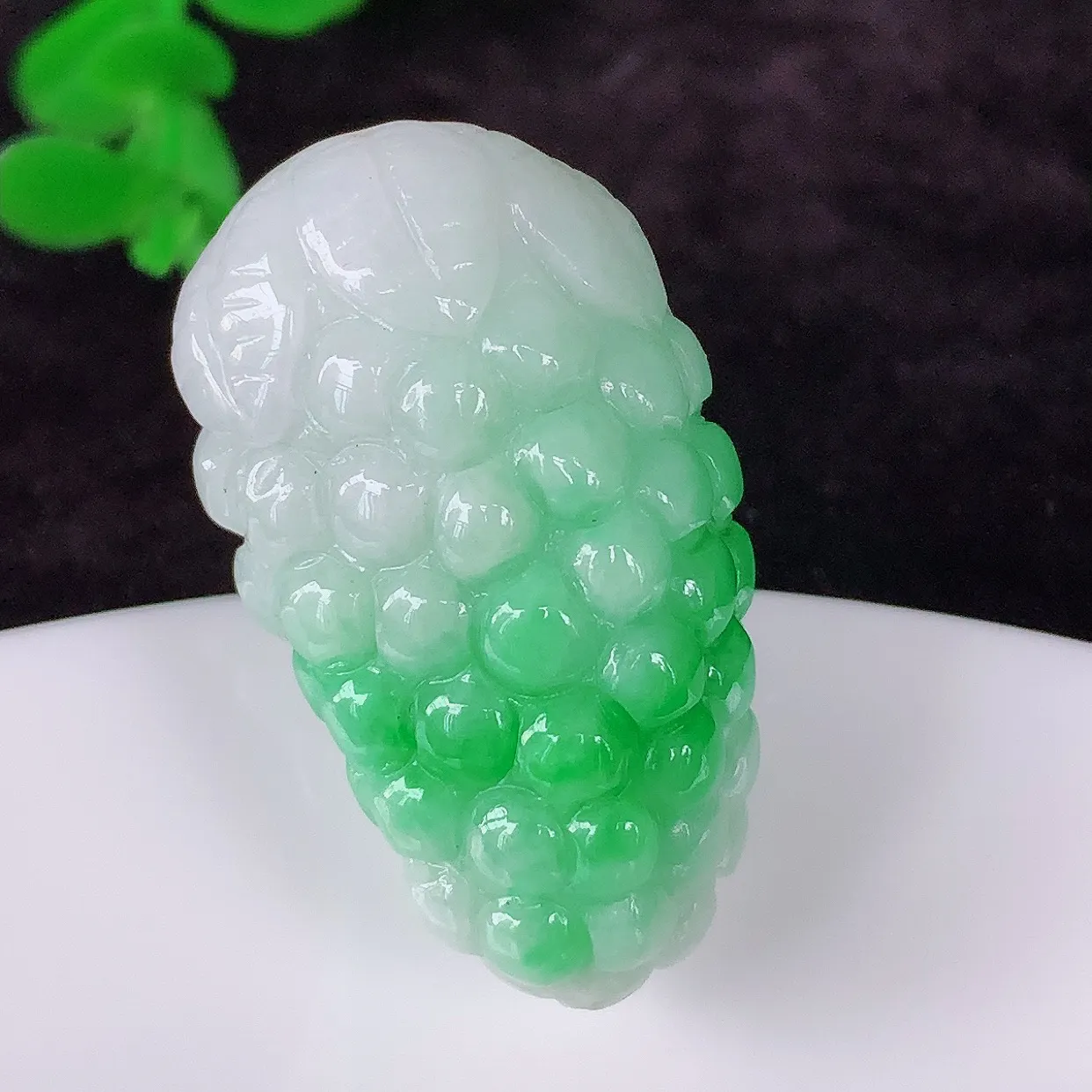 自然光实拍，厚装冰润冰糯种飘阳绿翡翠多子多福吊坠，种老水足，翠色灵动，寓意美好，佩戴时尚出众！#1.28