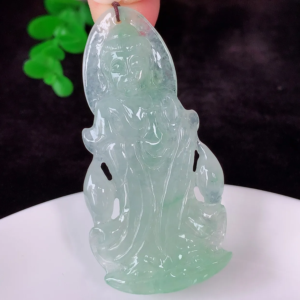 自然光实拍，冰种飘绿翡翠正装观音吊坠，赐福翡翠观音，翠色迷人，观音面相端庄，佩戴时尚出众！#02.28