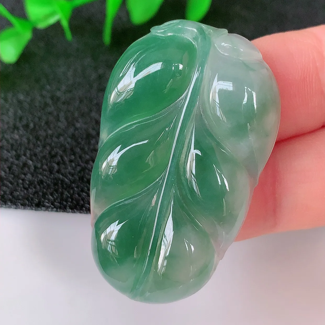 自然光实拍，冰润冰种飘花翡翠事业有成叶子吊坠，莹润且起胶，叶子清秀优雅，佩戴大业有成！#01.28