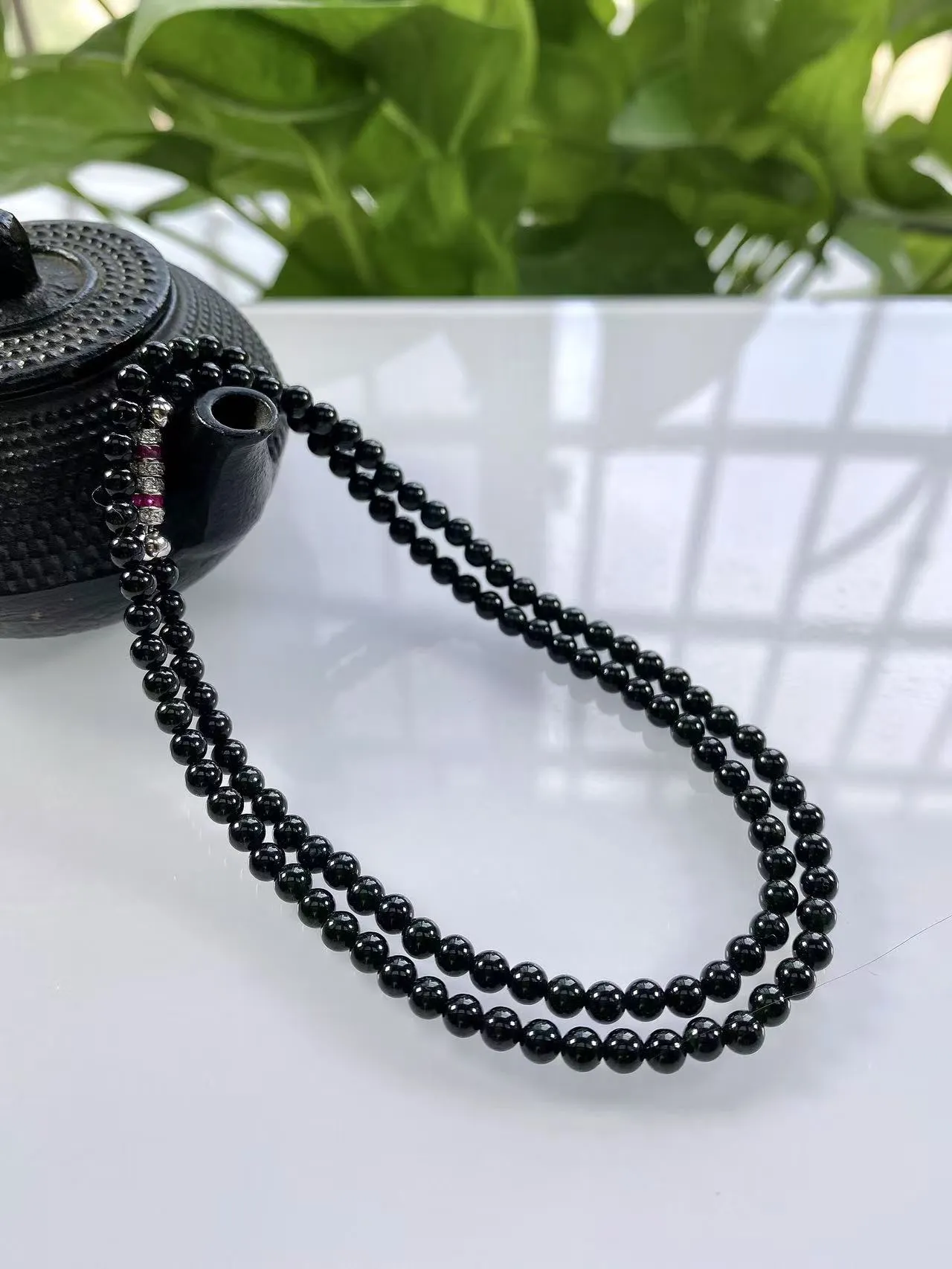 缅甸天然翡翠A货，卡4冰润墨翠小米珠小圆珠锁骨项链，尺寸：4mm/118颗，长度465mm，重量：12.82g，打灯透绿。