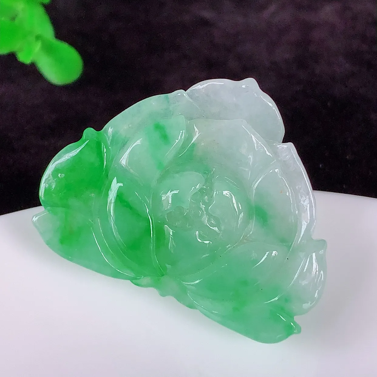 自然光实拍，冰润冰糯种飘阳绿翡翠莲花吊坠，花开富贵，种老水足，翠色灵动，寓意美好，佩戴时尚出众！#01.28