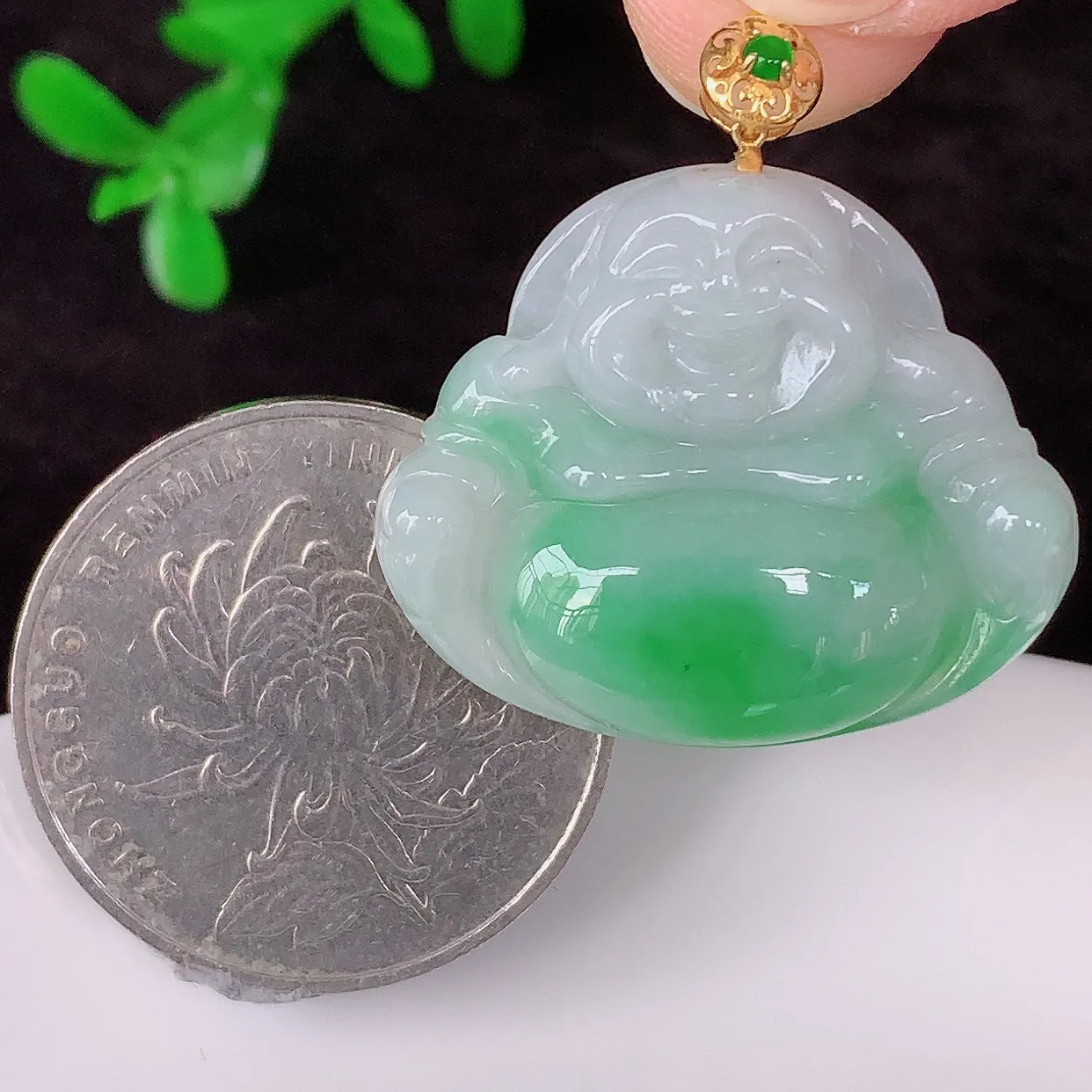 自然光实拍，18K金镶嵌冰糯种飘阳绿翡翠佛公吊坠，冰透饱满， 佛公亦保平安，寓意有福（佛公）相伴，品相佳，配戴优雅迷人！#35.28整体28.8*裸石22.6*27*5