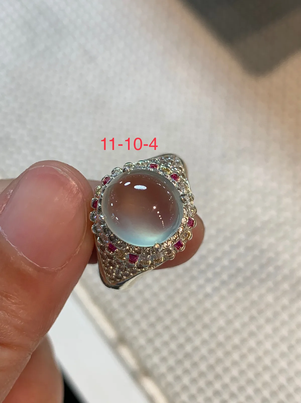 戒面
老坑种强荧光，钢性十足，饱满品相好