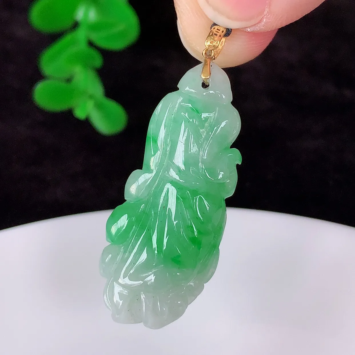 自然光实拍，18K金镶嵌冰润冰糯种飘阳绿翡翠招百财白菜吊坠，百财聚来 财源滚滚，色泽鲜艳，精工水润的白菜，性价比高！#1.28