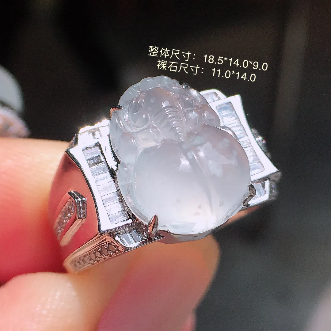 冰种貔貅戒指，玉质细腻，荧光感超
强，饱满圆润，气质满满。18k
金豪华镶嵌