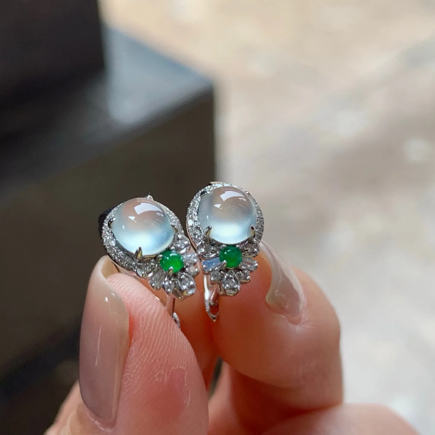 冰种蛋面耳环
种老 真金镶嵌