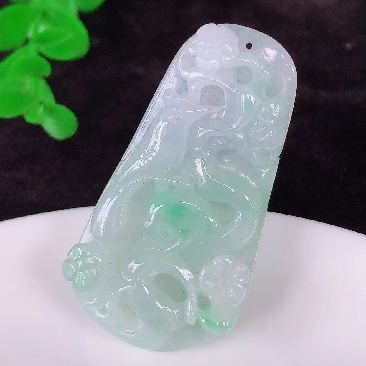 自然光实拍，冰润冰糯种飘绿翡翠喜上眉梢吊坠，花开富贵，种老水足，翠色灵动，寓意美好，佩戴时尚出众！#57.28