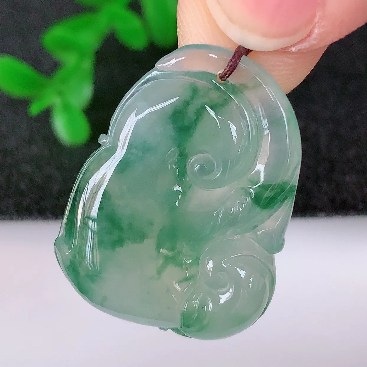 自然光实拍，冰种飘绿花翡翠如意吊坠，翡翠如意，上身效果非常美，饱满大气，工艺美，万事如意，如意一生 #1.28