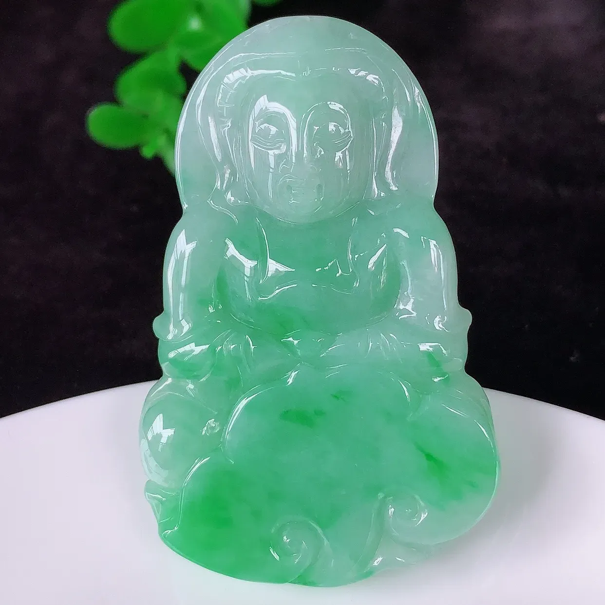 自然光实拍，冰糯种飘阳绿翡翠观音吊坠，赐福翡翠观音，翠色迷人，观音面相端庄，佩戴时尚出众！#46.2