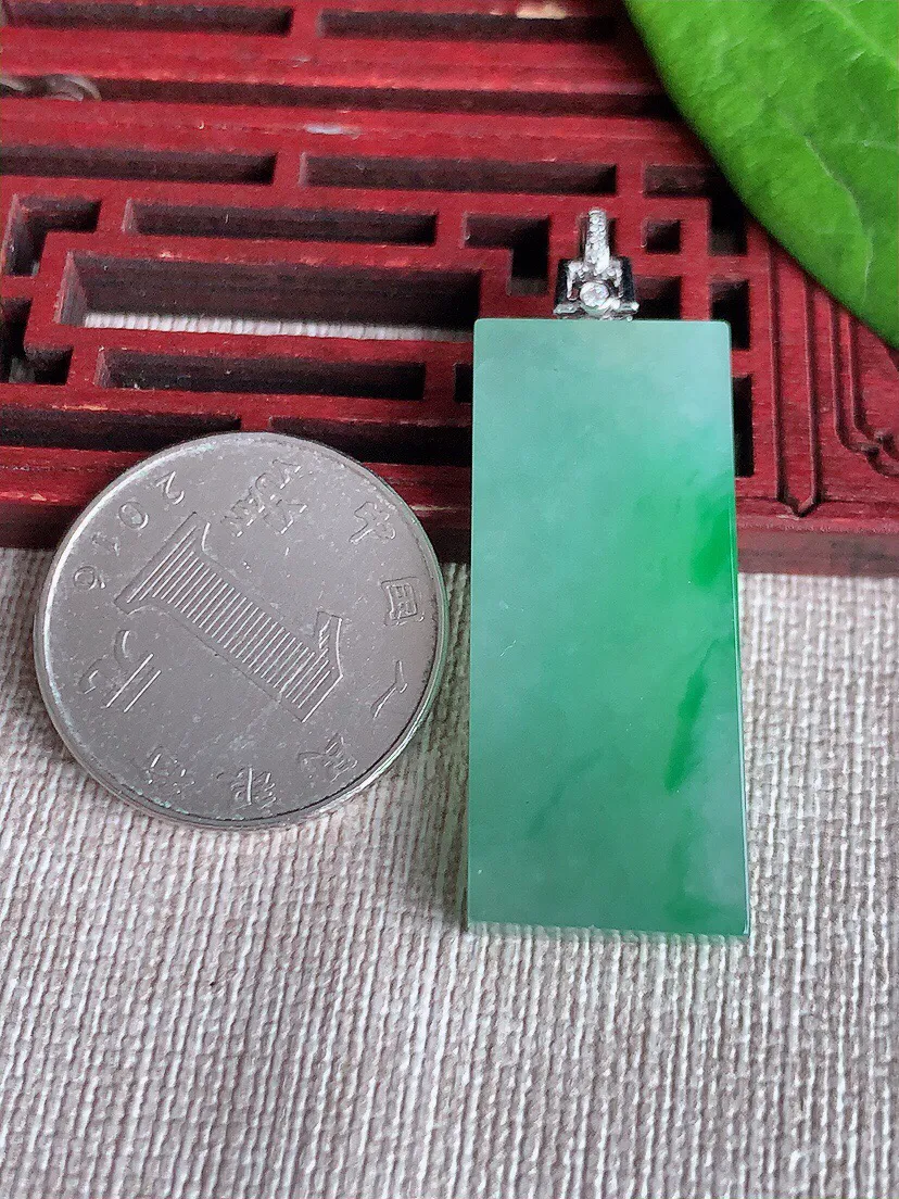 a货翡翠老坑冰种18K金镶嵌飘绿无事牌吊坠 尺寸36.4×15.5×5.4mm 重量11.39g 0629